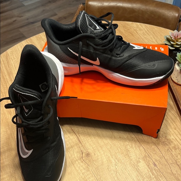 Nike Black and White Athletic Shoes main image 5